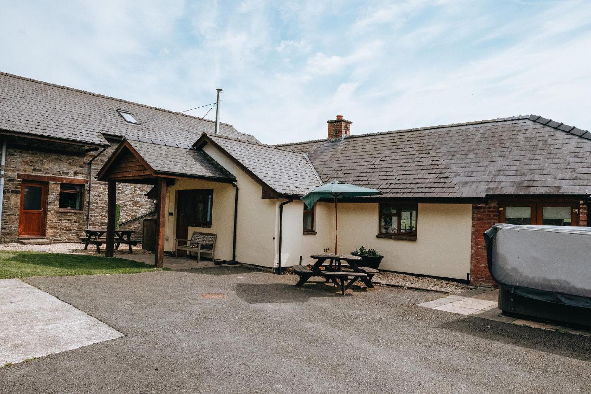 Vale Farm Cottages Brecon Exterior photo